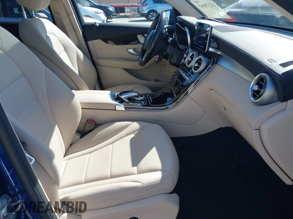 2017 Mercedes-Benz GLC 300 z VIN WDC0G4JB7HF128354, wystawiony jako IAAI lot #42278665 z przebiegiem 138 573 mil mil oraz . Historia ofert i sprzedaży dostępna na DreamBid. Obrazek 5.