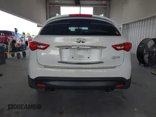 2015 Infiniti QX70 z VIN JN8CS1MU9FM380276, wystawiony jako IAAI lot #42356021 z przebiegiem 98 589 mil mil oraz . Historia ofert i sprzedaży dostępna na DreamBid. Obrazek 16.