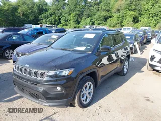 2024 Jeep Compass Latitude z VIN 3C4NJDBN9RT117417, wystawiony jako IAAI lot #42809682 z przebiegiem 34 407 mil mil oraz . Historia ofert i sprzedaży dostępna na DreamBid. Obrazek 18.