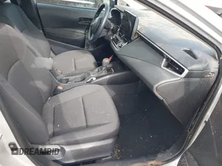 2025 Toyota Corolla LE z VIN 5YFB4MDE9SP257774, wystawiony jako IAAI lot #42480925 z przebiegiem 20 113 mil mil oraz . Historia ofert i sprzedaży dostępna na DreamBid. Obrazek 5.