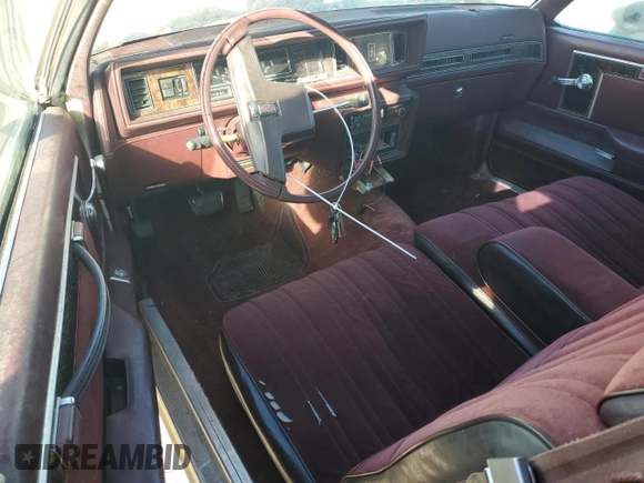 1984 Oldsmobile Cutlass Supreme z VIN 1G3AR47A5EM432583, wystawiony jako Copart lot #82311834 z przebiegiem 39 640 mil mil oraz Czysty tytuł • Clean title. Historia ofert i sprzedaży dostępna na DreamBid. Obrazek 8.