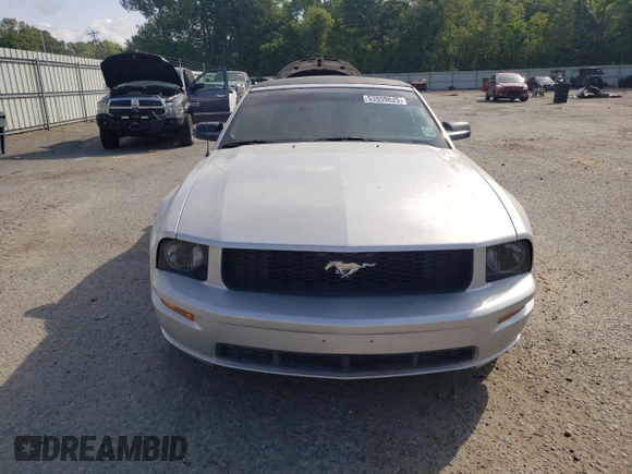2005 Ford Mustang Deluxe z VIN 1ZVFT84N955199627, wystawiony jako Copart lot #53559625 z przebiegiem 138 799 mil mil oraz Szkoda całkowita • Salvage title. Historia ofert i sprzedaży dostępna na DreamBid. Obrazek 5.