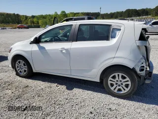 2020 Chevrolet Sonic LT z VIN 1G1JG6SB1L4123278, wystawiony jako Copart lot #52739725 z przebiegiem 58 567 mil mil oraz Szkody całkowita. Historia ofert i sprzedaży dostępna na DreamBid. Obrazek 2.