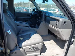 2005 Chevrolet Tahoe Z71 with VIN 1GNEK13Z35R226575, listed as a IAAI auction lot 41991713 with 152,038 mi miles. Bid and sale history available at carsss.com. Image 5.