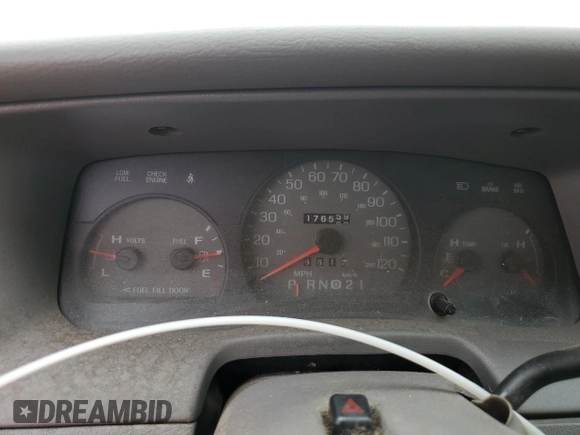 1999 Mercury Grand Marquis GS z VIN 2MEFM74W0XX670924, wystawiony jako Copart lot #51811055 z przebiegiem 176 559 mil mil oraz Szkoda całkowita • Salvage title. Historia ofert i sprzedaży dostępna na DreamBid. Obrazek 9.