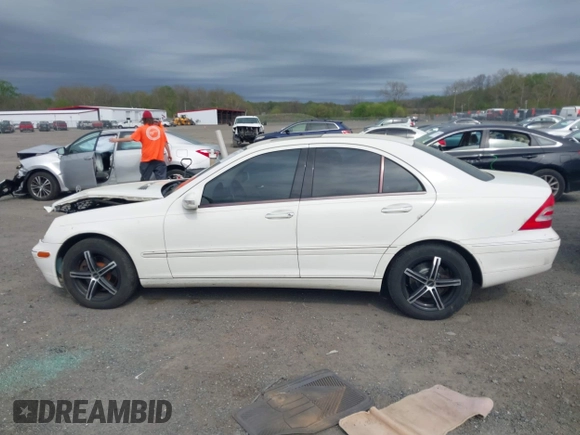 2003 Mercedes-Benz C 240 z VIN WDBRF81J63F366329, wystawiony jako IAAI lot #42085870 z przebiegiem 106 797 mil mil oraz . Historia ofert i sprzedaży dostępna na DreamBid. Obrazek 14.