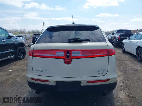 2014 Lincoln MKT EcoBoost z VIN 2LMHJ5AT0EBL56623, wystawiony jako IAAI lot #41940920 z przebiegiem 138 911 mil mil oraz . Historia ofert i sprzedaży dostępna na DreamBid. Obrazek 17.