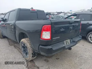 2021 Ram 1500 Big Horn z VIN 1C6RREFG7MN630189, wystawiony jako IAAI lot #41371219 z przebiegiem 62 613 mil mil oraz . Historia ofert i sprzedaży dostępna na DreamBid. Obrazek 3.