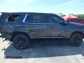 2022 Chevrolet Tahoe Commercial z VIN 1GNSCLED5NR336184, wystawiony jako IAAI lot #41729180 z przebiegiem 14 951 mil mil oraz . Historia ofert i sprzedaży dostępna na DreamBid. Obrazek 6.