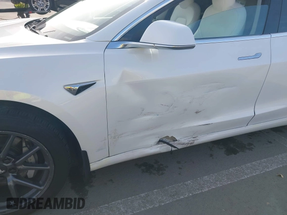 2019 Tesla Model 3 Mid Range z VIN 5YJ3E1EA0KF322776, wystawiony jako IAAI lot #41703368 z przebiegiem 131 264 mil mil oraz . Historia ofert i sprzedaży dostępna na DreamBid. Obrazek 6.