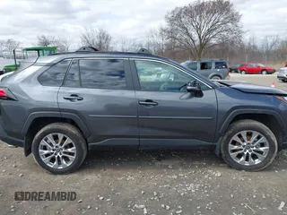 2025 Toyota RAV4 XLE Premium z VIN 2T3A1RFV2SC494497, wystawiony jako IAAI lot #42028044 z przebiegiem 7 773 mil mil oraz . Historia ofert i sprzedaży dostępna na DreamBid. Obrazek 13.