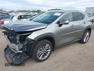 2024 Lexus NX 350 Luxury z VIN 2T2HGCEZ3RC032785, wystawiony jako IAAI lot #42230799 z przebiegiem 5992 mil mil oraz . Historia ofert i sprzedaży dostępna na DreamBid. Obrazek 2.