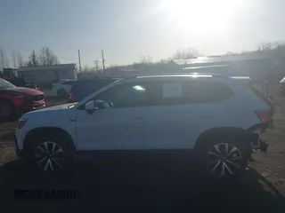 2023 Volkswagen Taos SE z VIN 3VVNX7B29PM345710, wystawiony jako IAAI lot #41805268 z przebiegiem 27 783 mil mil oraz . Historia ofert i sprzedaży dostępna na DreamBid. Obrazek 14.