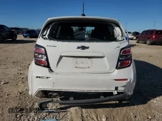 2018 Chevrolet Sonic LT z VIN 1G1JD6SH0J4131575, wystawiony jako Copart lot #86982344 z przebiegiem 81 862 mil mil oraz Szkoda całkowita • Salvage title. Historia ofert i sprzedaży dostępna na DreamBid. Obrazek 6.
