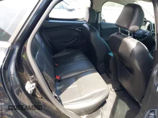 2016 Ford Focus Titanium z VIN 1FADP3J28GL393422, wystawiony jako IAAI lot #42075513 z przebiegiem 146 535 mil mil oraz . Historia ofert i sprzedaży dostępna na DreamBid. Obrazek 8.