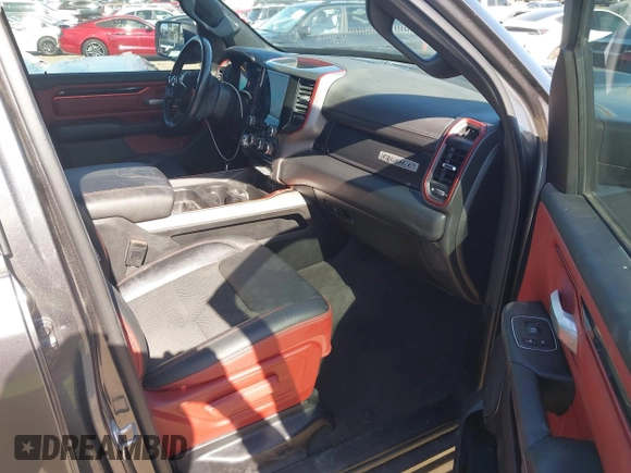 2022 Ram 1500 Rebel z VIN 1C6SRFLT4NN177112, wystawiony jako IAAI lot #42402050 z przebiegiem 26 239 mil mil oraz . Historia ofert i sprzedaży dostępna na DreamBid. Obrazek 5.