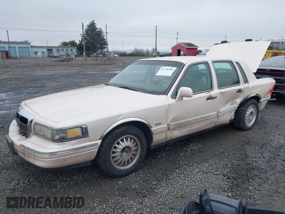 1996 Lincoln Town Car Cartier z VIN 1LNLM83WXTY652495, wystawiony jako IAAI lot #41538281 z przebiegiem 221 804 mil mil oraz . Historia ofert i sprzedaży dostępna na DreamBid. Obrazek 2.