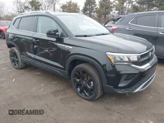 2024 Volkswagen Taos SE z VIN 3VVEX7B21RM077979, wystawiony jako IAAI lot #41544235 z przebiegiem 2 790 mil mil oraz . Historia ofert i sprzedaży dostępna na DreamBid. Obrazek 1.