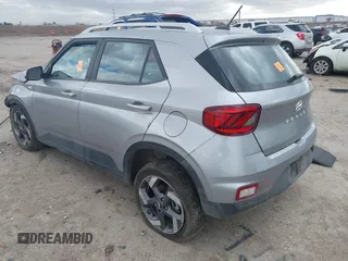 2024 Hyundai Venue SEL z VIN KMHRC8A36RU333987, wystawiony jako IAAI lot #41710436 z przebiegiem 7 701 mil mil oraz . Historia ofert i sprzedaży dostępna na DreamBid. Obrazek 3.