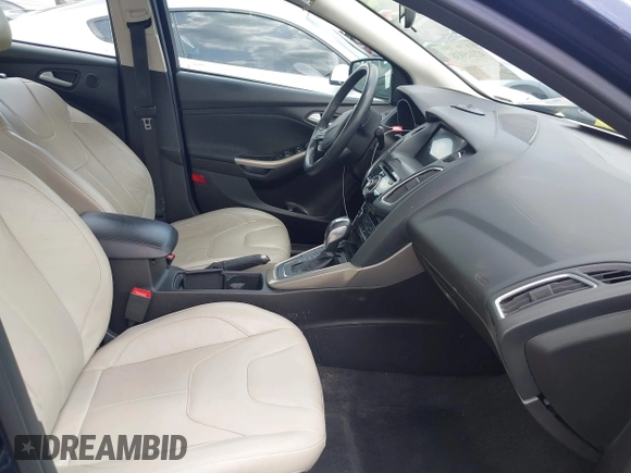 2016 Ford Focus Titanium z VIN 1FADP3J20GL208439, wystawiony jako IAAI lot #42145938 z przebiegiem 135 522 mil mil oraz . Historia ofert i sprzedaży dostępna na DreamBid. Obrazek 5.