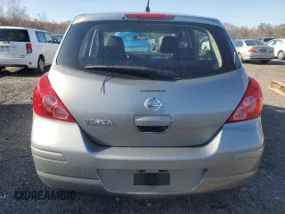 2009 Nissan Versa S z VIN 3N1BC13E29L501164, wystawiony jako Copart lot #52091975 z przebiegiem 95 963 mil mil oraz Czysty tytuł • Clean title. Historia ofert i sprzedaży dostępna na DreamBid. Obrazek 6.