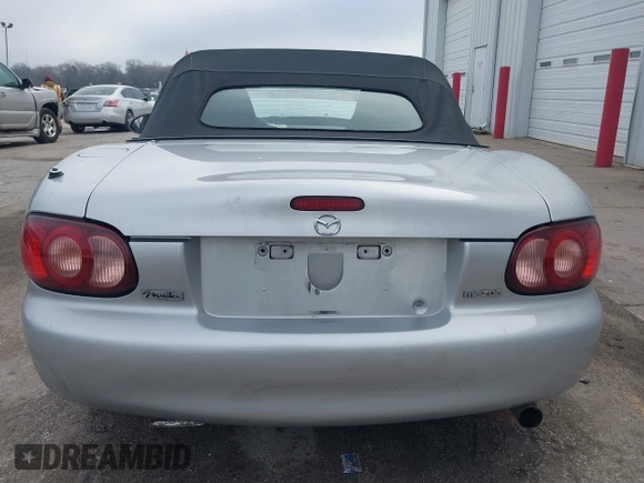 2002 Mazda MX-5 Miata Cloth z VIN JM1NB353320230803, wystawiony jako IAAI lot #41209388 z przebiegiem 84 815 mil mil oraz . Historia ofert i sprzedaży dostępna na DreamBid. Obrazek 16.