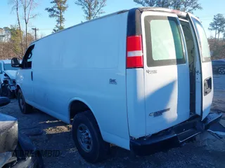 2021 Chevrolet Express Cargo z VIN 1GCWGAF76M1175319, wystawiony jako IAAI lot #41333994 z przebiegiem 81 474 mil mil oraz . Historia ofert i sprzedaży dostępna na DreamBid. Obrazek 3.