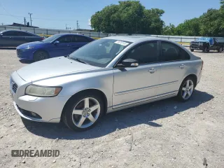 2008 Volvo S40 2.4L z VIN YV1MS382182403272, wystawiony jako Copart lot #56246165 z przebiegiem 127 946 mil mil oraz Szkody całkowita. Historia ofert i sprzedaży dostępna na DreamBid. Obrazek 1.