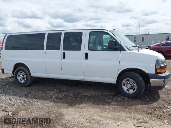 2020 Chevrolet Express Passenger LT z VIN 1GAZGPFG0L1243105, wystawiony jako IAAI lot #42086334 z przebiegiem 79 370 mil mil oraz . Historia ofert i sprzedaży dostępna na DreamBid. Obrazek 13.