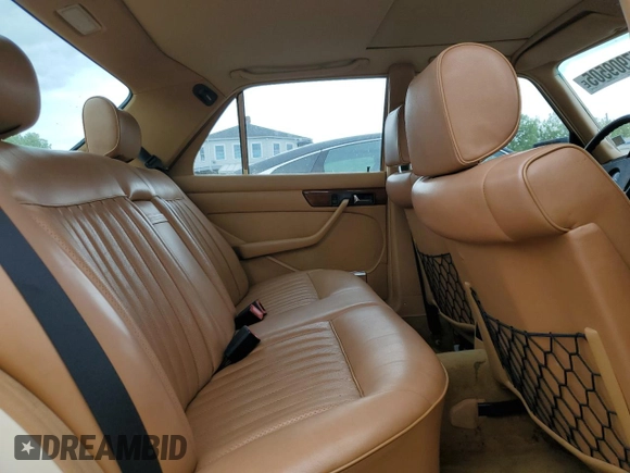 1985 Mercedes-Benz 380 z VIN WDBCA32CXFA177708, wystawiony jako Copart lot #57909505 z przebiegiem 128 446 mil mil oraz Tytuł czysty. Historia ofert i sprzedaży dostępna na DreamBid. Obrazek 10.