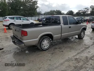 2002 GMC Sonoma SLS with VIN 1GTCS19W528254439, listed as a Copart auction lot 86689724 with 171,916 mi miles and Salvage Title. Bid and sale history available at carsss.com. Image 3.