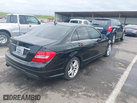 2013 Mercedes-Benz C 250 Sport z VIN WDDGF4HB4DA805824, wystawiony jako IAAI lot #41885189 z przebiegiem 140 404 mil mil oraz . Historia ofert i sprzedaży dostępna na DreamBid. Obrazek 4.