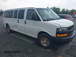 2020 Chevrolet Express Passenger LS z VIN 1GAZGNFP7L1212812, wystawiony jako IAAI lot #42263328 z przebiegiem 350 936 mil mil oraz . Historia ofert i sprzedaży dostępna na DreamBid. Obrazek 1.