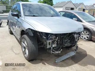 2022 Volkswagen Tiguan SE R-Line Black z VIN 3VV8B7AX9NM093043, wystawiony jako IAAI lot #42290191 z przebiegiem 55 136 mil mil oraz . Historia ofert i sprzedaży dostępna na DreamBid. Obrazek 1.