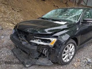 2014 Volkswagen Jetta SE z VIN 3VWD17AJ2EM273523, wystawiony jako IAAI lot #42360638 z przebiegiem 124 583 mil mil oraz . Historia ofert i sprzedaży dostępna na DreamBid. Obrazek 6.