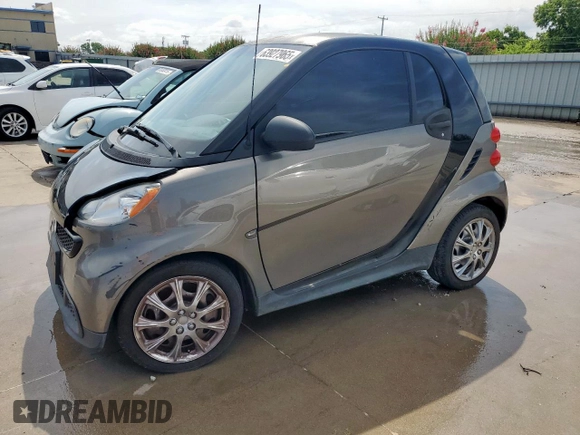 2013 Smart fortwo Pure z VIN WMEEJ3BA8DK684446, wystawiony jako Copart lot #63927965 z przebiegiem 94 604 mil mil oraz Czysty tytuł • Clean title. Historia ofert i sprzedaży dostępna na DreamBid. Obrazek 1.