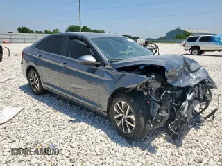 2024 Volkswagen Jetta S z VIN 3VW5M7BU6RM012227, wystawiony jako Copart lot #57877675 z przebiegiem Nie podano mil oraz Czysty tytuł • Clean title. Historia ofert i sprzedaży dostępna na DreamBid. Obrazek 4.