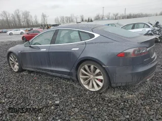 2016 Tesla Model S 90D z VIN 5YJSA1E47GF129744, wystawiony jako Copart lot #47797395 z przebiegiem 87 678 mil mil oraz Szkoda całkowita • Salvage title. Historia ofert i sprzedaży dostępna na DreamBid. Obrazek 2.