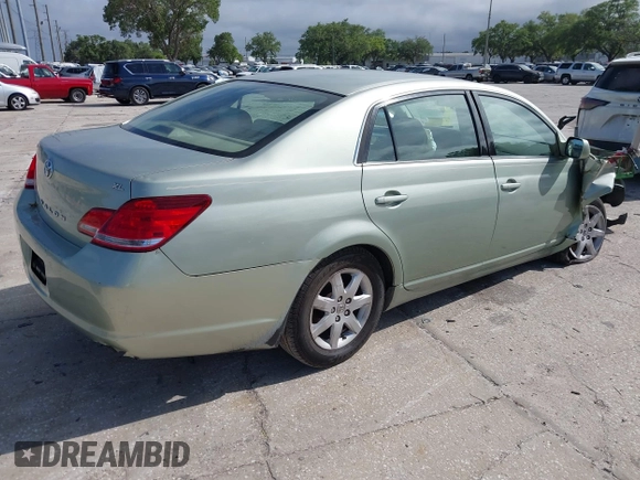 2007 Toyota Avalon XL z VIN 4T1BK36B67U186025, wystawiony jako IAAI lot #41904650 z przebiegiem 127 081 mil mil oraz . Historia ofert i sprzedaży dostępna na DreamBid. Obrazek 4.