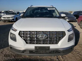 2021 Hyundai Venue SEL z VIN KMHRC8A3XMU063820, wystawiony jako Copart lot #50095625 z przebiegiem 25 348 mil mil oraz Czysty tytuł • Clean title. Historia ofert i sprzedaży dostępna na DreamBid. Obrazek 5.