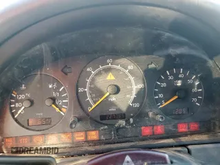 1999 Mercedes-Benz M 320/430/500 z VIN 4JGAB54E6XA140166, wystawiony jako Copart lot #54347855 z przebiegiem 227 765 mil mil oraz Szkoda całkowita • Salvage title. Historia ofert i sprzedaży dostępna na DreamBid. Obrazek 9.