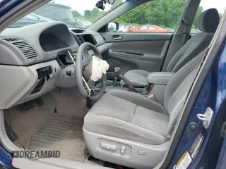 2005 Toyota Camry LE z VIN 4T1BE30K95U072730, wystawiony jako Copart lot #56398505 z przebiegiem 115 917 mil mil oraz Czysty tytuł • Clean title. Historia ofert i sprzedaży dostępna na DreamBid. Obrazek 7.