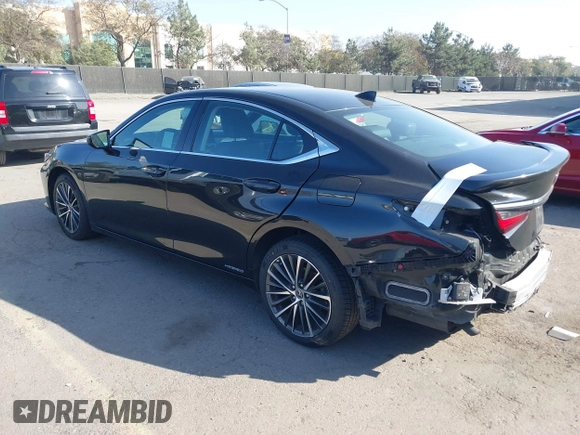 2022 Lexus ES 300h z VIN 58ADA1C18NU013723, wystawiony jako IAAI lot #41642214 z przebiegiem 221 947 mil mil oraz . Historia ofert i sprzedaży dostępna na DreamBid. Obrazek 3.