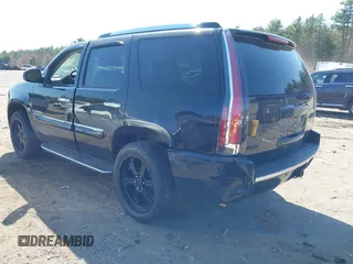 2007 GMC Yukon Denali z VIN 1GKFK63827J265939, wystawiony jako IAAI lot #42120148 z przebiegiem 203 459 mil mil oraz . Historia ofert i sprzedaży dostępna na DreamBid. Obrazek 3.