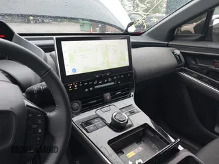 2024 Toyota bZ4X XLE z VIN JTMABACA6RA083823, wystawiony jako IAAI lot #42226912 z przebiegiem 7057 mil mil oraz . Historia ofert i sprzedaży dostępna na DreamBid. Obrazek 18.