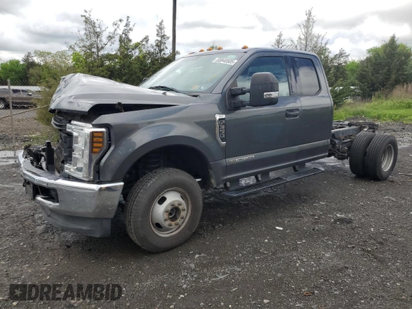 2019 Ford F-350 XL z VIN 1FD8X3HT2KEE17555, wystawiony jako Copart lot #55940505 z przebiegiem 107 979 mil mil oraz Szkody całkowita. Historia ofert i sprzedaży dostępna na DreamBid. Obrazek 1.