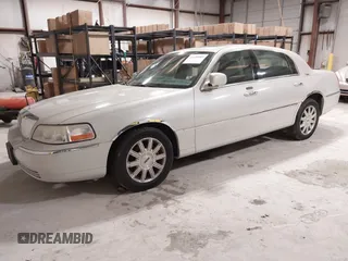 2007 Lincoln Town Car Signature Limited z VIN 1LNHM82W97Y638603, wystawiony jako IAAI lot #41620885 z przebiegiem Nie podano mil oraz . Historia ofert i sprzedaży dostępna na DreamBid. Obrazek 2.