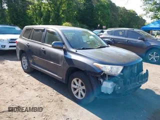2011 Toyota Highlander z VIN 5TDBK3EH0BS057382, wystawiony jako IAAI lot #42390014 z przebiegiem 154 160 mil mil oraz . Historia ofert i sprzedaży dostępna na DreamBid. Obrazek 1.