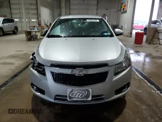 2014 Chevrolet Cruze 2LT z VIN 1G1PE5SB8E7213958, wystawiony jako Copart lot #57882325 z przebiegiem 62 626 mil mil oraz Szkoda całkowita • Salvage title. Historia ofert i sprzedaży dostępna na DreamBid. Obrazek 5.