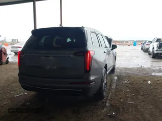 2022 Cadillac XT6 Premium Luxury z VIN 1GYKPDRS1NZ108012, wystawiony jako IAAI lot #41178333 z przebiegiem 83 987 mil mil oraz . Historia ofert i sprzedaży dostępna na DreamBid. Obrazek 4.